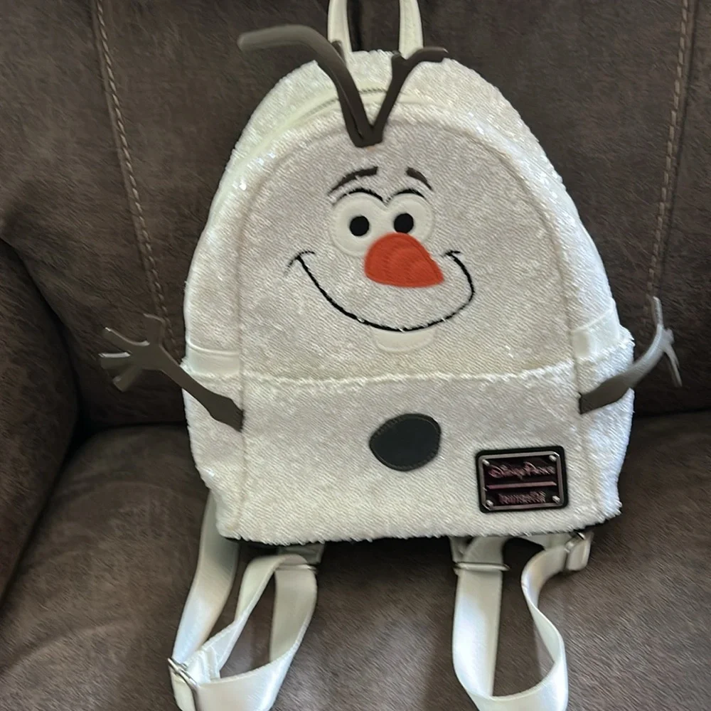 Disney lounge, light, Olaf sequin white with brown and orange trim 8 x 9 x 3 APX